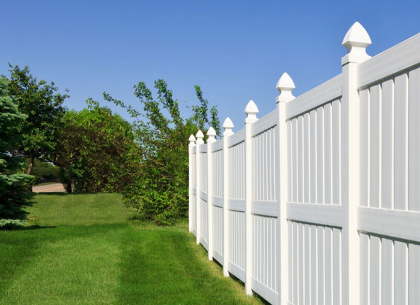 The Top Reasons to Hire a Professional Fencing Contractor